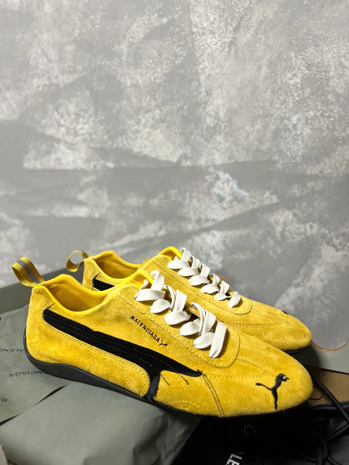 👟👟Ex-factory price 480👟👟 PUMA co-branded Balenciaga: Who knows! This pair of distressed and war-damaged Speedcats are so good-looking. The thin-soled sneakers have been upgraded to 2.0, which destroys the aesthetics of the street. More than half of the classic PUMA stripes on the side of the shoes have been "violently torn". The distressed treatment has a sense of ruined art, and it becomes the focus of the street in seconds! Hot stamping double logo + gold foil size mark on the heel, the details give a high-end feel Code number: 35-44 (45 customized)